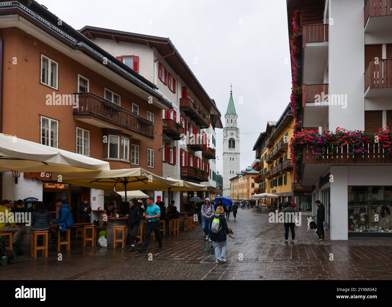 Cortina d'Ampezzo, Italia - 6 settembre 2024: Corso Italia - zona pedonale e via principale nel centro di Cortina d'Ampezzo, famosa zona sciistica Foto Stock