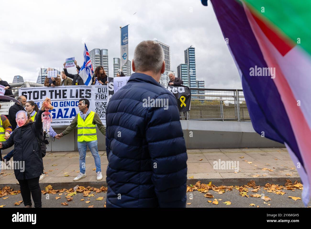 I manifestanti pro-palestinesi marciano in solidarietà con la Palestina a Londra, mentre i contro-manifestanti pro-Israele si radunano lungo il percorso. Foto Stock