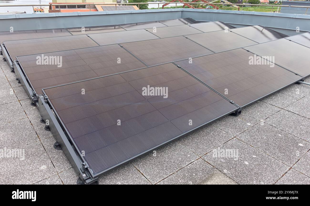 Un sistema compatto di pannelli solari per terrazza sul tetto che mette in mostra la tecnologia dell'energia pulita in un ambiente urbano moderno nei Paesi Bassi. Foto Stock