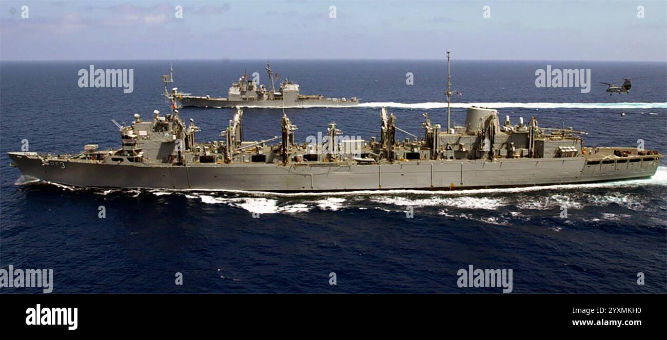 In mare con la USS Seattle 4 aprile 2002 – la U. L'incrociatore missilistico guidato della Marina americana USS Hue City si affianca alla nave di supporto da combattimento veloce USS Seattle durante un rifornimento in mare. Entrambe le navi stanno conducendo missioni a sostegno dell'operazione Enduring Freedom. Foto Stock