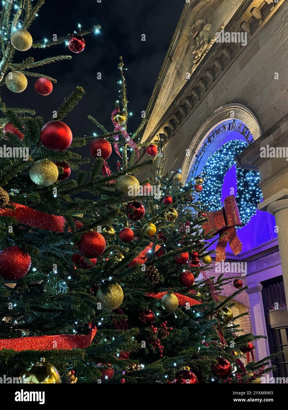 Luci di Natale e alberi di natale al Covent Garden Market, Londra, Regno Unito Foto Stock