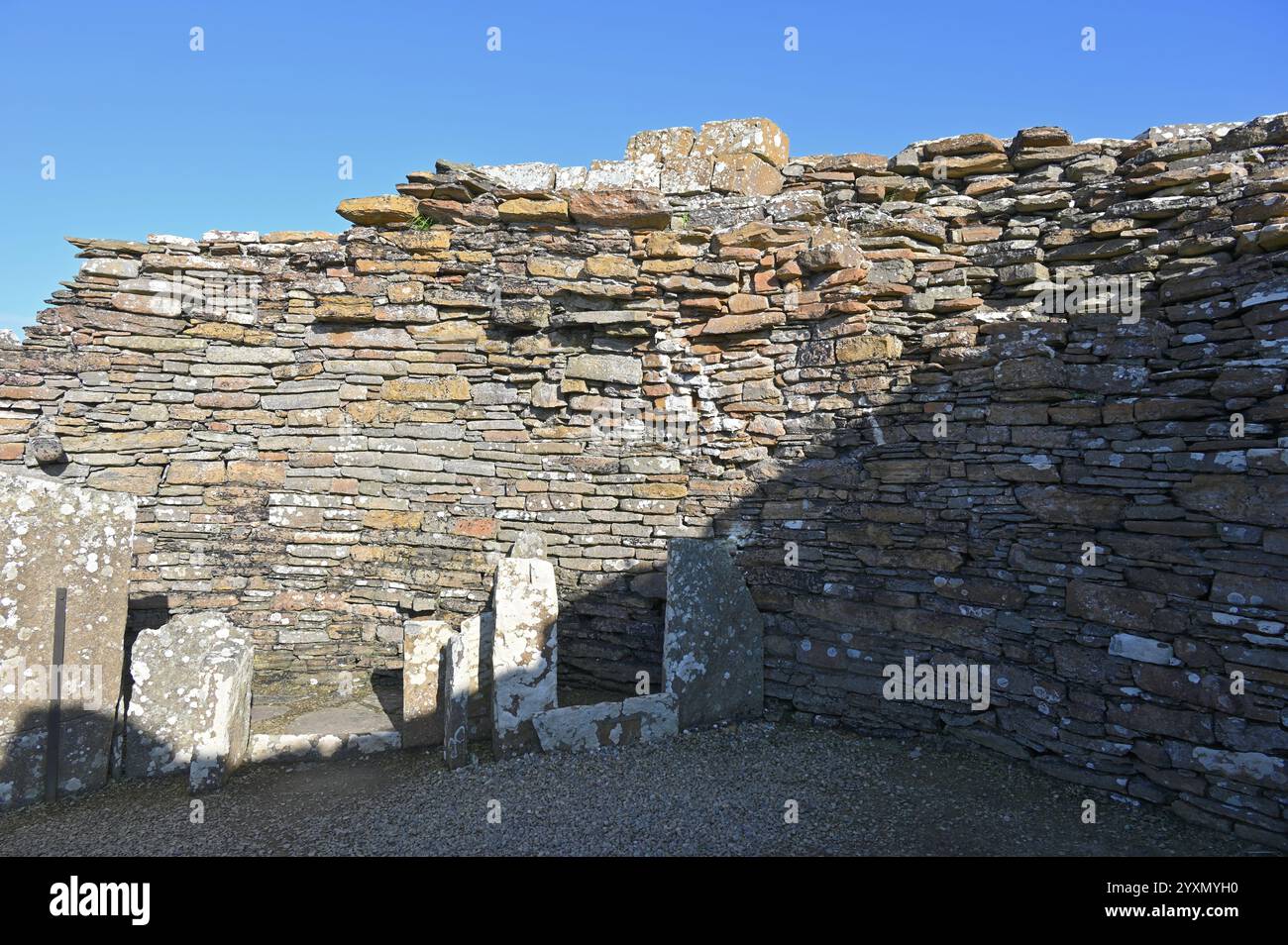 Resti dell'insediamento dell'età del ferro tra il 500 e il 200 a.C. presso il Broch of Gurness, Mainland Orkney, Scozia Foto Stock