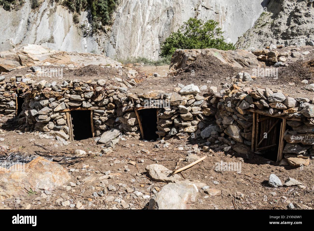 Casa di pietra per animali nella valle di Hushe, Kanday, Baltistan, Pakistan Foto Stock