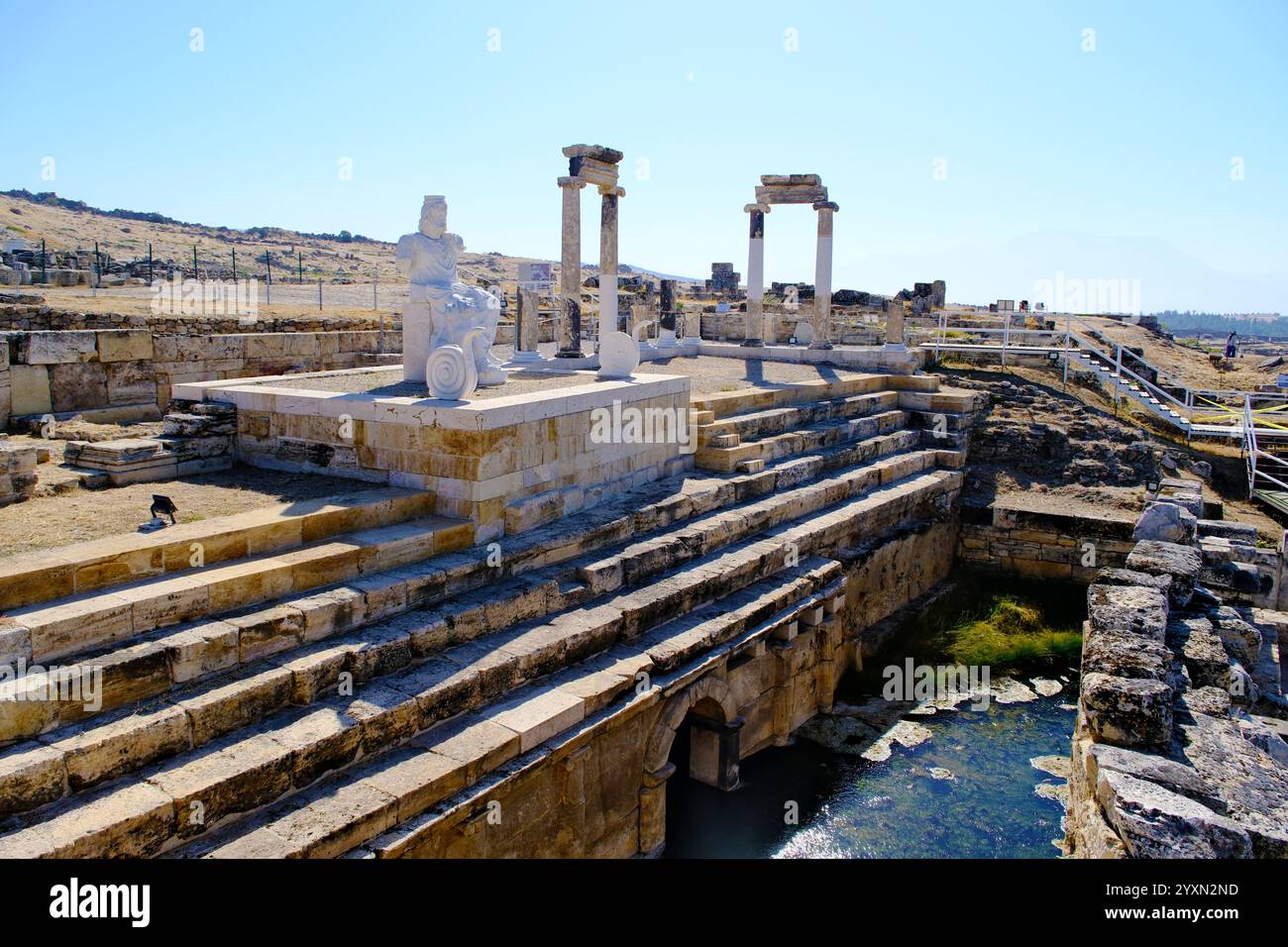 Denizli,Turchia-3 ottobre 2024:a Hierapolis. Statua di Ade e Cerberus antiche rovine Foto Stock