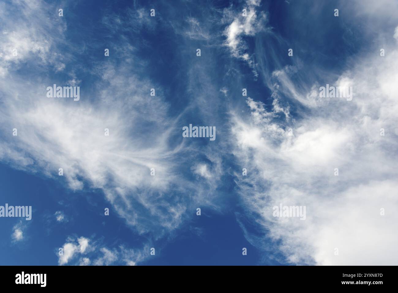 Le nuvole di cirrus si muovono su un cielo blu profondo, trasmettendo una sensazione di vastità, Polonia, Europa Foto Stock