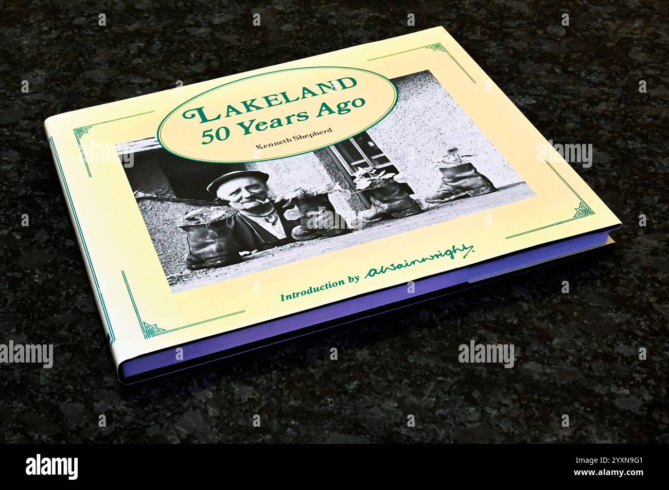 Copertina del libro. Lakeland 50 anni fa, di Kenneth Shepherd. Introduzione di A.Wainwright. Foto Stock
