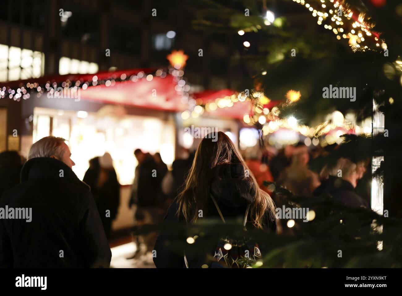 Numerose persone passeggiano attraverso un mercatino di Natale decorato a festa di notte, Colonia, Renania settentrionale-Vestfalia, Germania, Europa Foto Stock