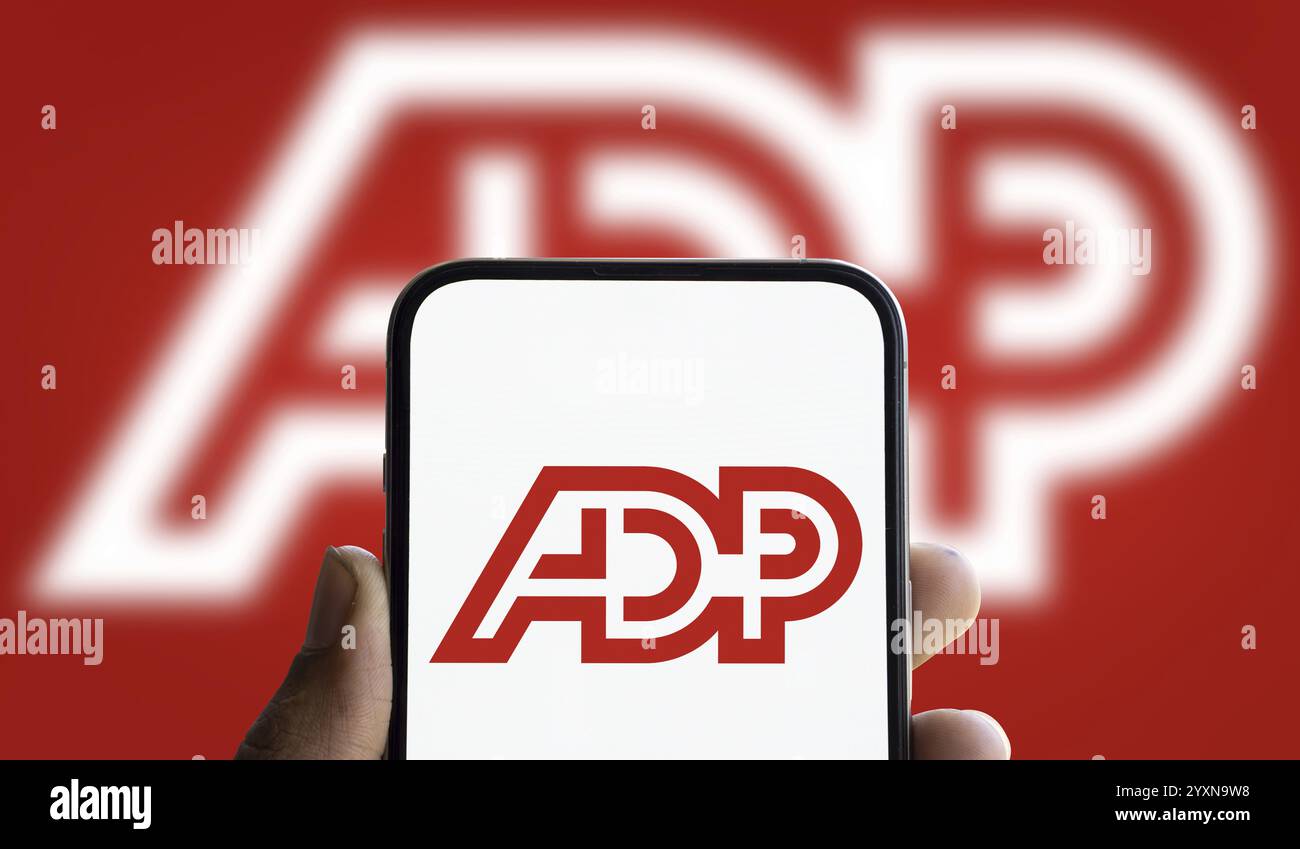Il logo ADP viene visualizzato sullo smartphone. Automatic Data Processing Inc è un fornitore americano di software e servizi per la gestione delle risorse umane Foto Stock