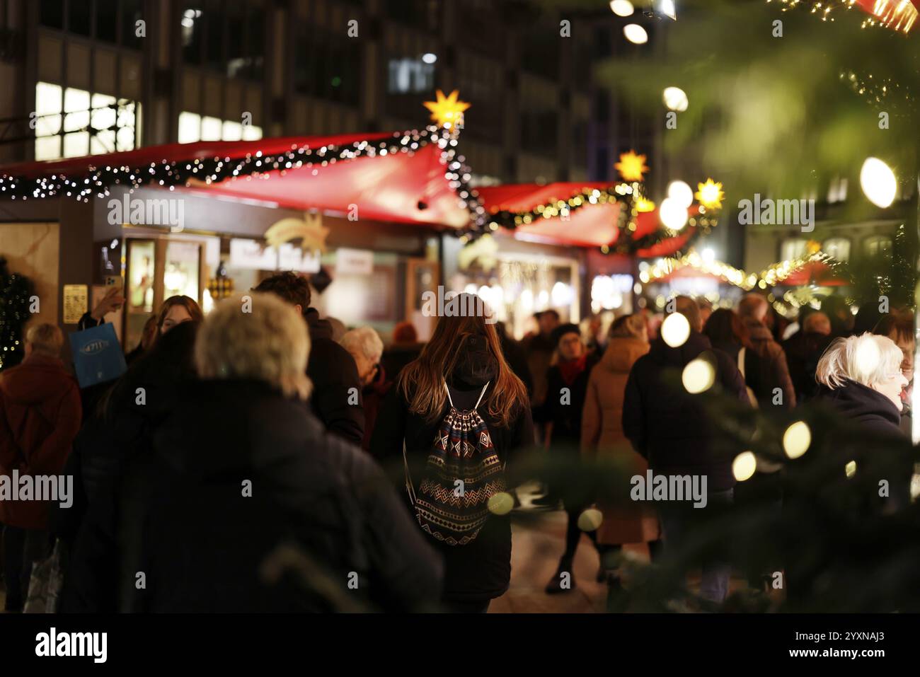 Numerose persone passeggiano attraverso un mercatino di Natale decorato a festa di notte, Colonia, Renania settentrionale-Vestfalia, Germania, Europa Foto Stock