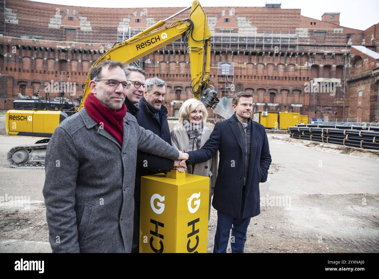 La cerimonia di inaugurazione si è svolta con un escavatore che ha rimosso un mucchio di terra premendo un pulsante. Da sinistra a destra: Agente edile D. Foto Stock