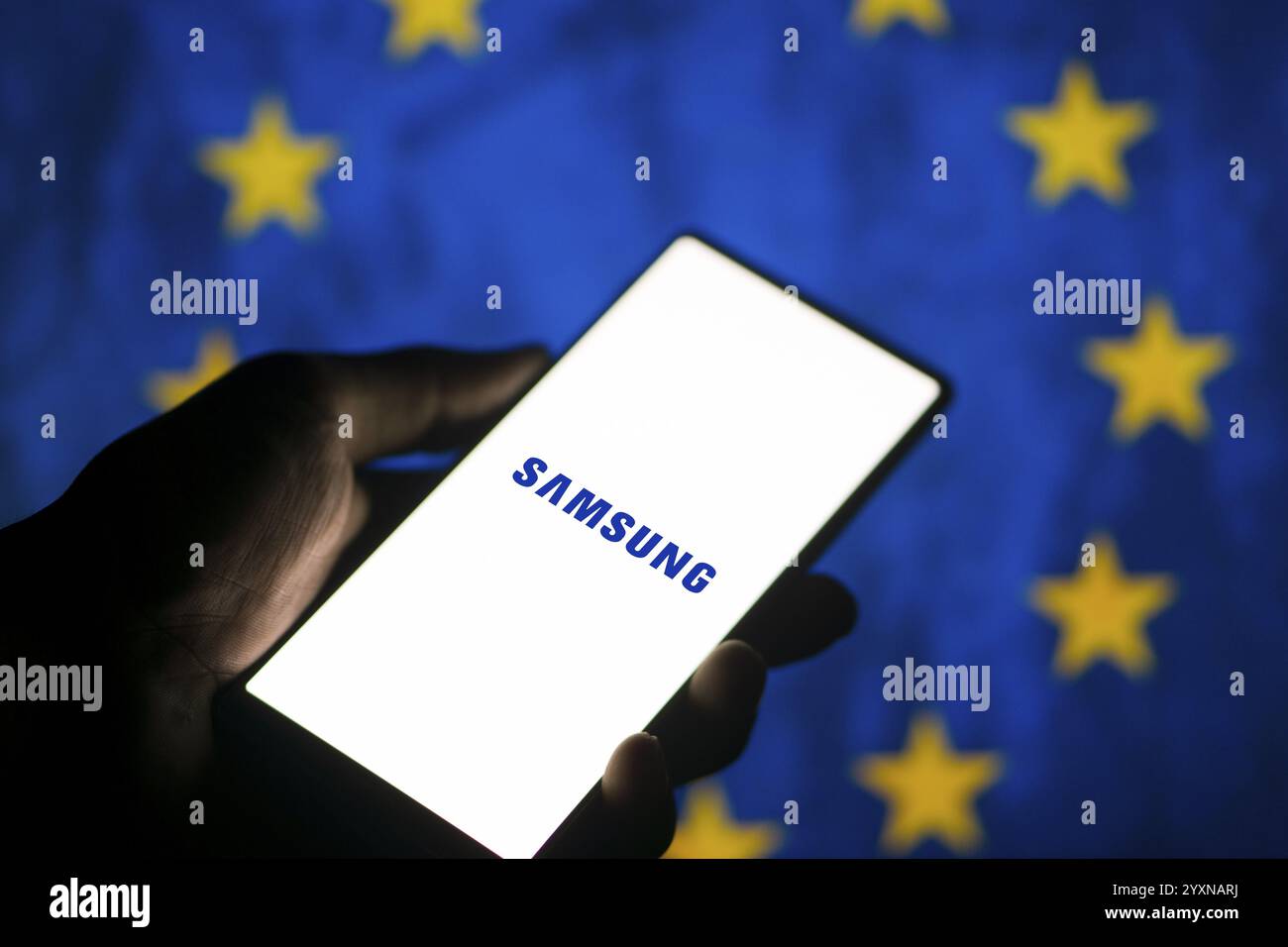 Logo Samsung su uno smartphone Foto Stock