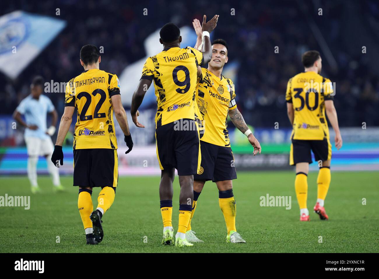 Roma, Italia. 16 dicembre, 2024. Marcus Thuram dell'Internazionale festeggia con Lautaro Martinez dopo aver segnato 0-6 gol durante il campionato italiano S Foto Stock