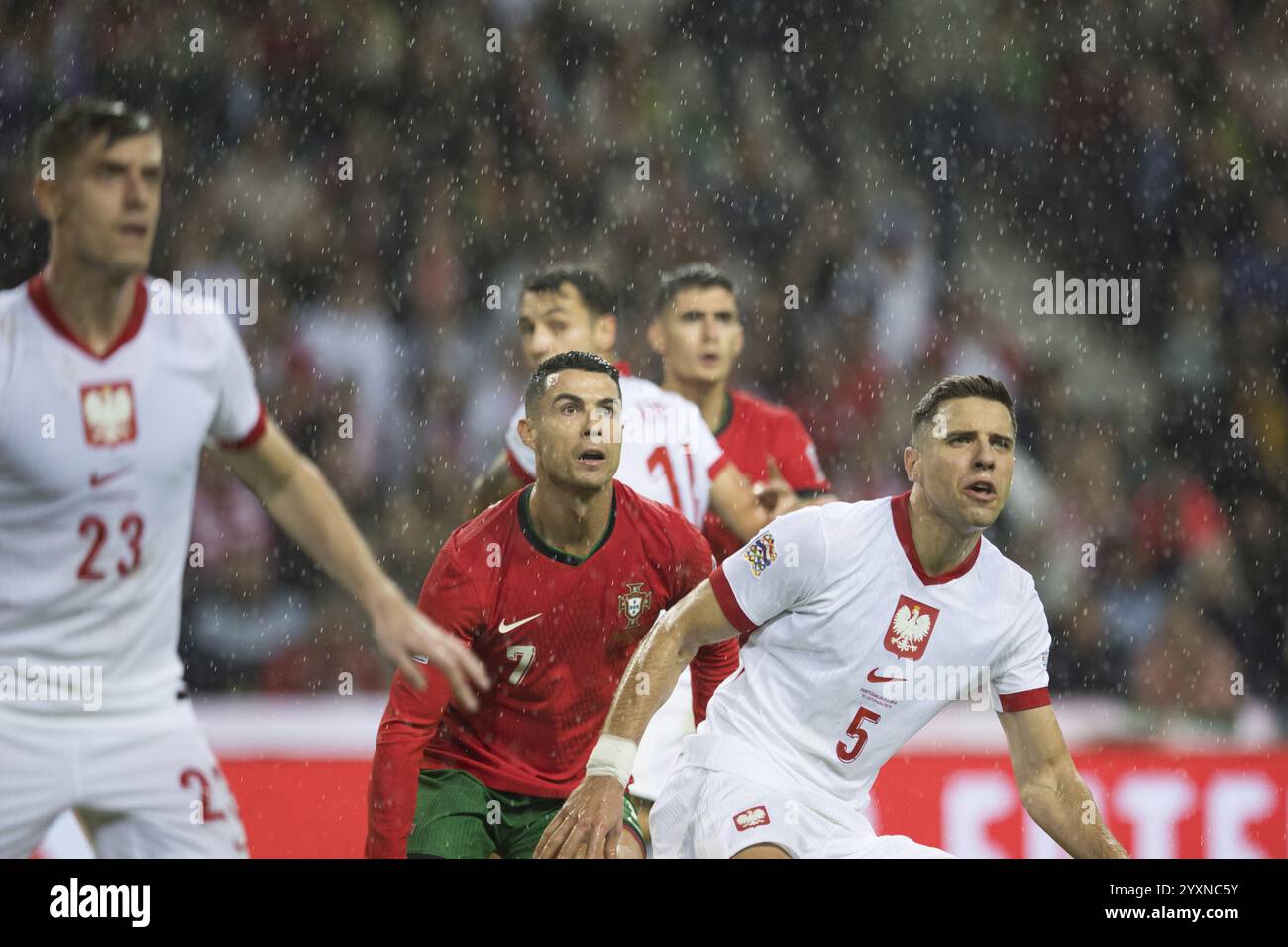 Partita di calcio, sotto la pioggia Cristiano RONALDO CR7 centro Portogallo, di fronte al calcio d'angolo imminente nell'area di rigore ed è concentrato di lookin Foto Stock