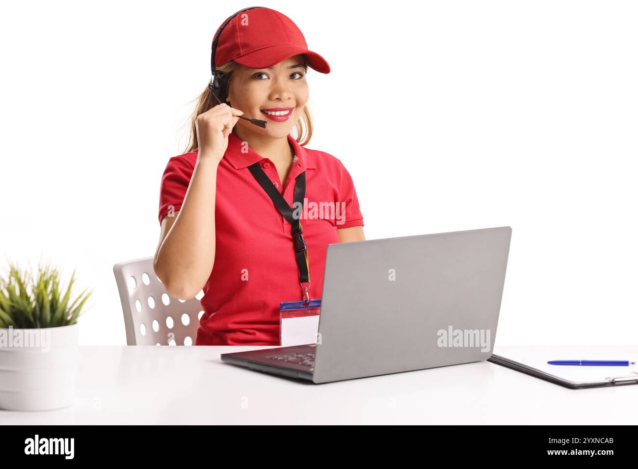Lavoratrice asiatica in un centro di spedizione con un computer portatile isolato su sfondo bianco Foto Stock