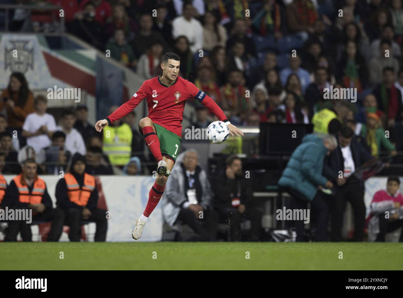 Partita di calcio, il capitano Cristiano RONALDO CR7 Portogallo prende la palla in aria con il piede sinistro e con uno sguardo concentrato verso il basso sulla palla, Est Foto Stock