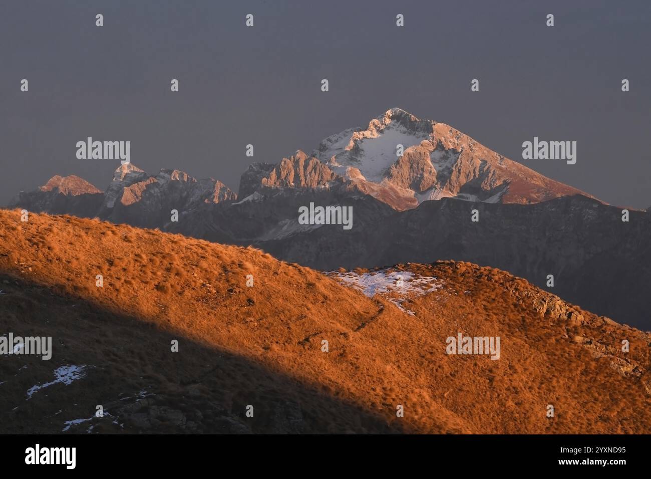 La calda luce rossa del tramonto bacia Pizzo Arera, Val Brembana, Lombardia, Italia, Europa Foto Stock