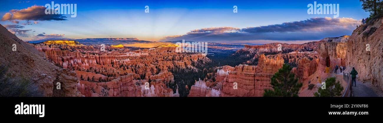 Un panorama a 150 gradi del cielo del tramonto a Sunset Point, Bryce Canyon, Utah. Foto Stock
