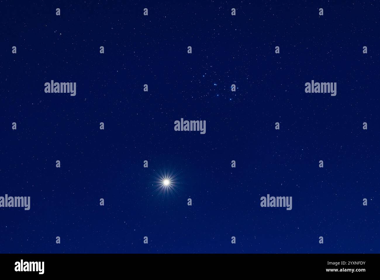 Un passaggio ravvicinato di Venere dall'ammasso stellare delle Pleiadi, incastonato nel crepuscolo blu profondo. Foto Stock