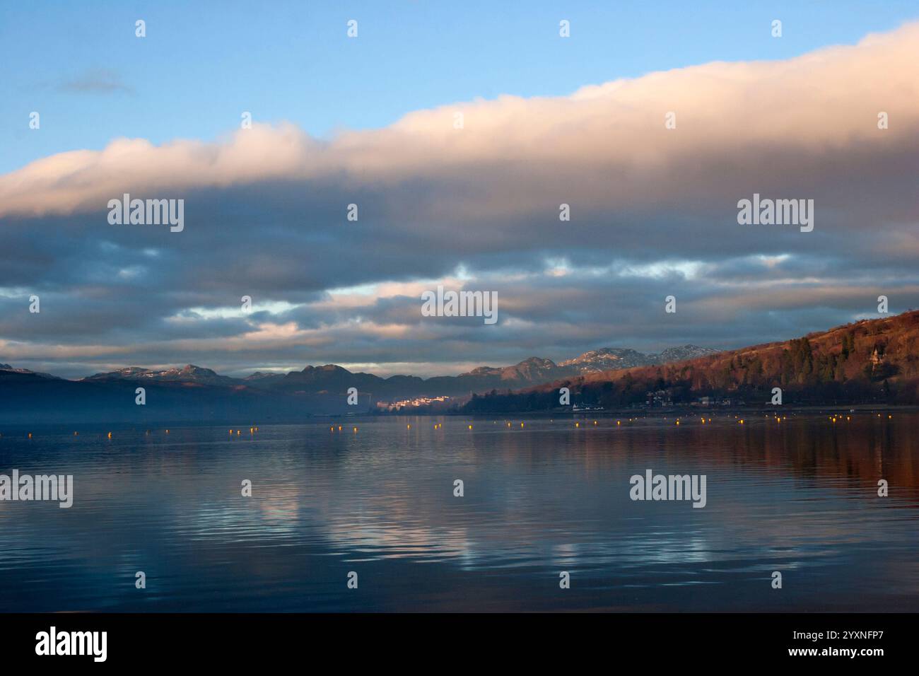 Gareloch in inverno, Argyll e Bute, Scozia, con neve sulle colline e nebbia sul lago. Foto Stock