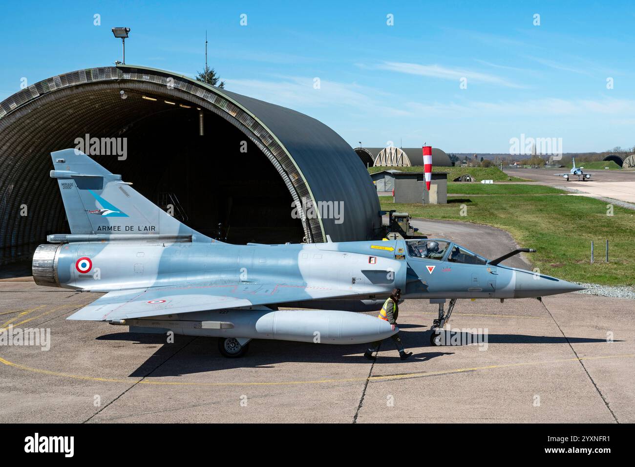 French Air Force Mirage 2000-5F di fronte a un rifugio presso la base aerea Luxeuil-Saint Sauveur, Francia. Foto Stock