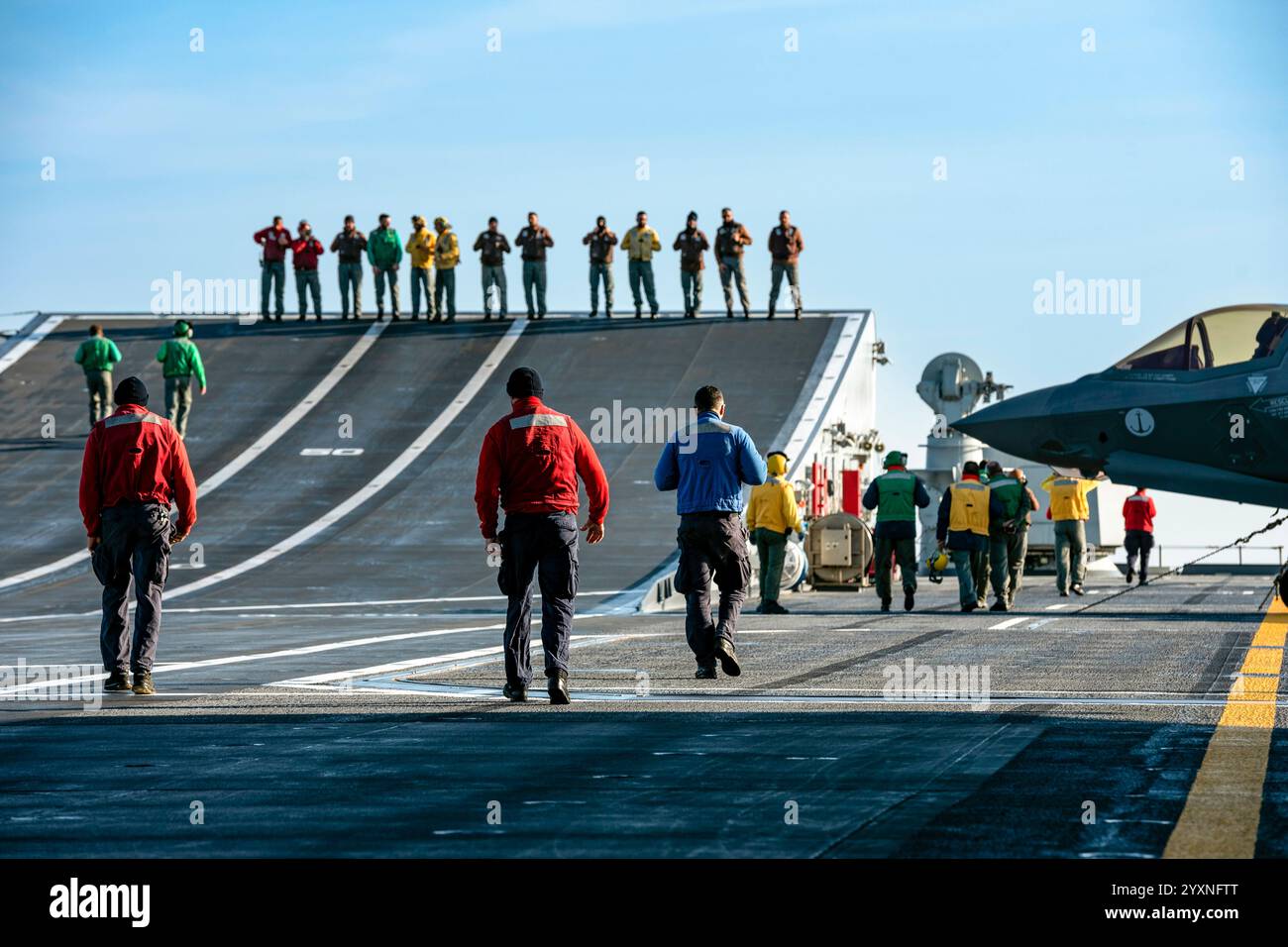 Personale della Marina militare Italiana sul ponte della portaerei ITS Cavour. Foto Stock