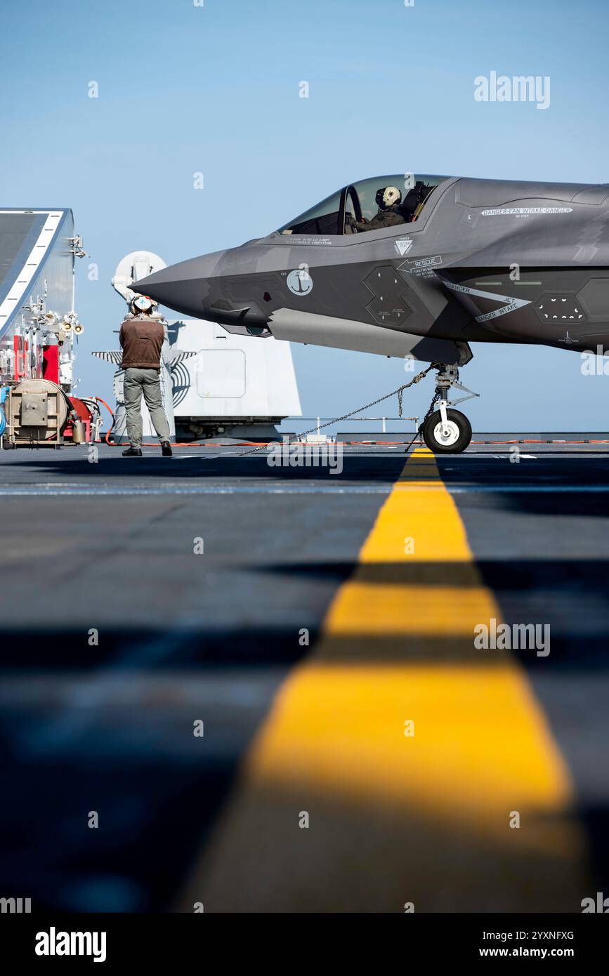 F-35B della Marina militare italiana sul ponte di volo DELLA portaerei ITS Cavour. Foto Stock