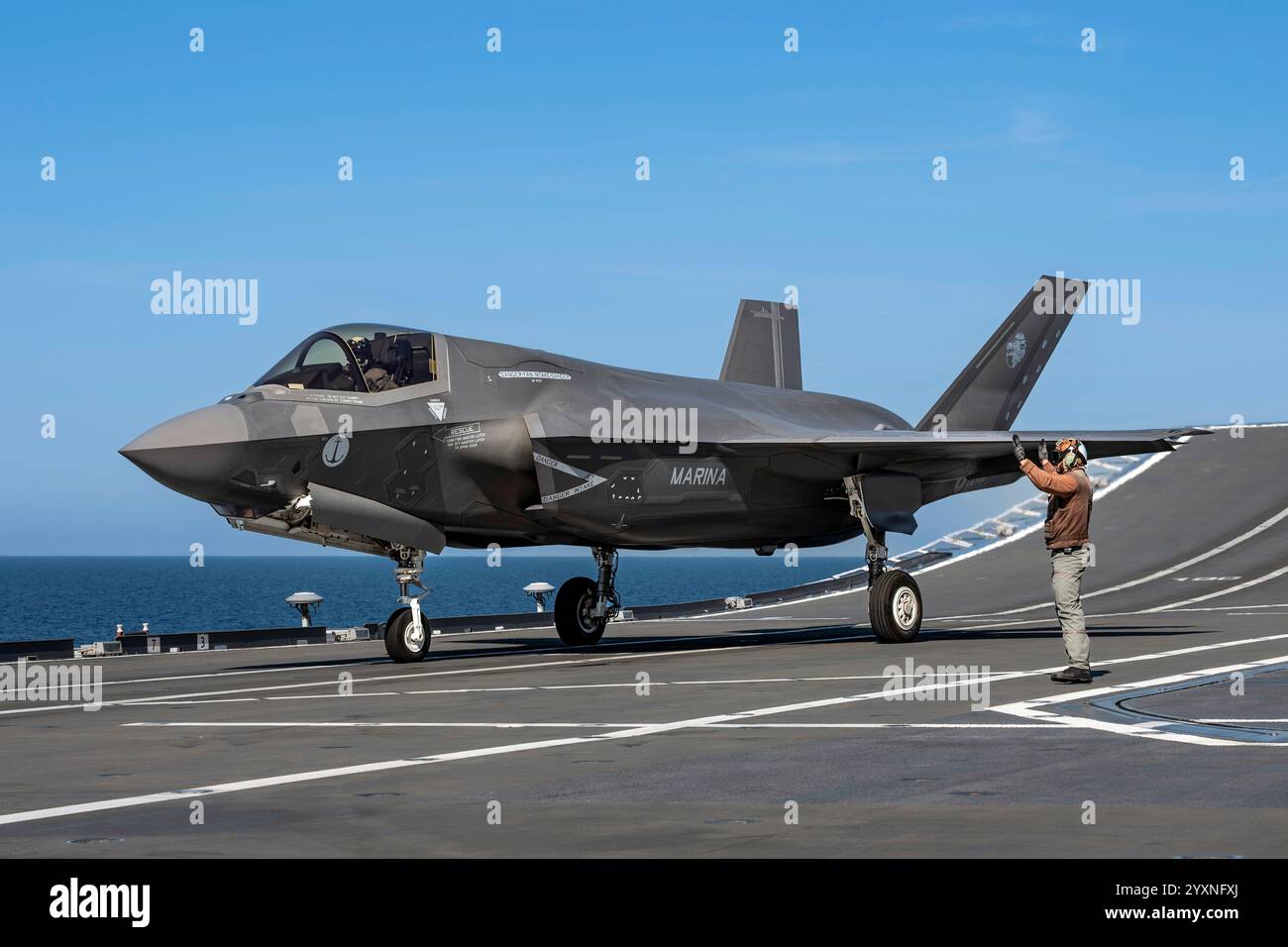 F-35B della Marina militare italiana sul ponte di volo DELLA portaerei ITS Cavour. Foto Stock