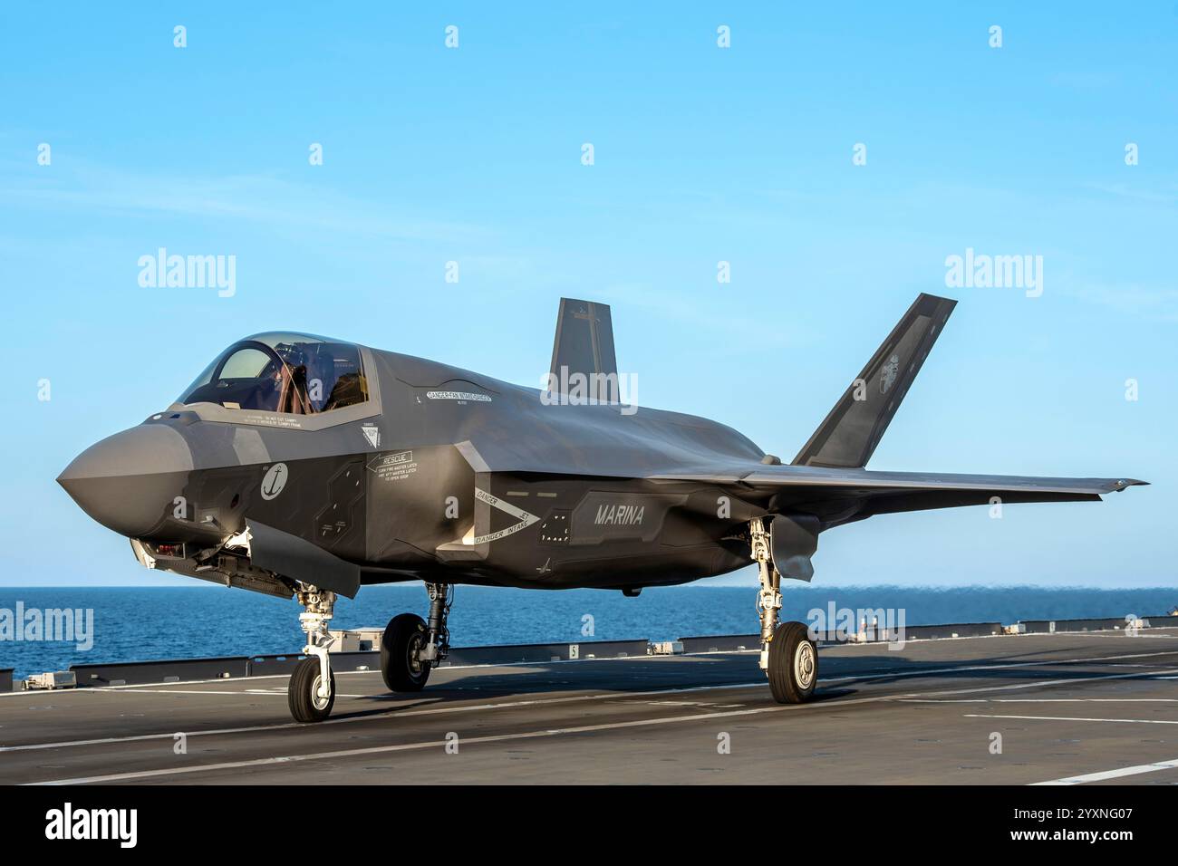 F-35B della Marina militare italiana sul ponte di volo DELLA portaerei ITS Cavour. Foto Stock