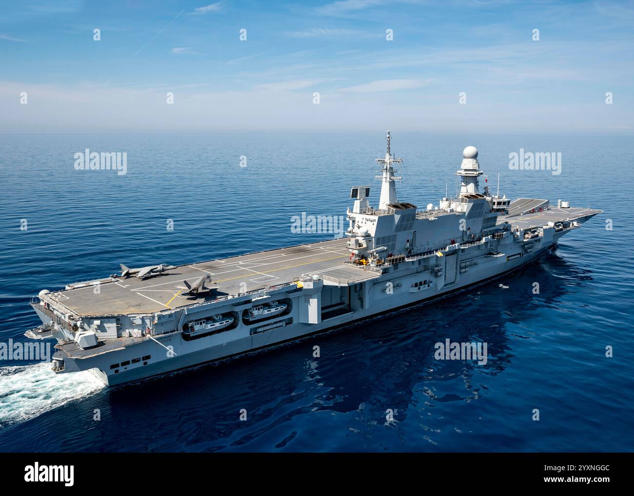 Ammiraglia della Marina militare italiana CVH 550 Cavour portaerei in navigazione nel Mediterraneo. Foto Stock