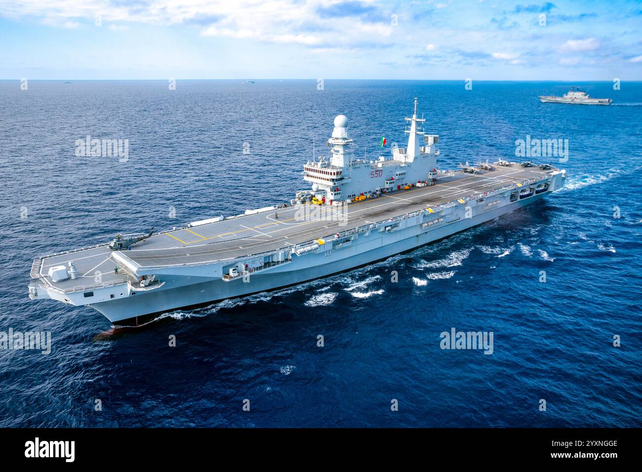 Ammiraglia della Marina militare italiana CVH 550 Cavour portaerei in navigazione nel Mediterraneo. Foto Stock