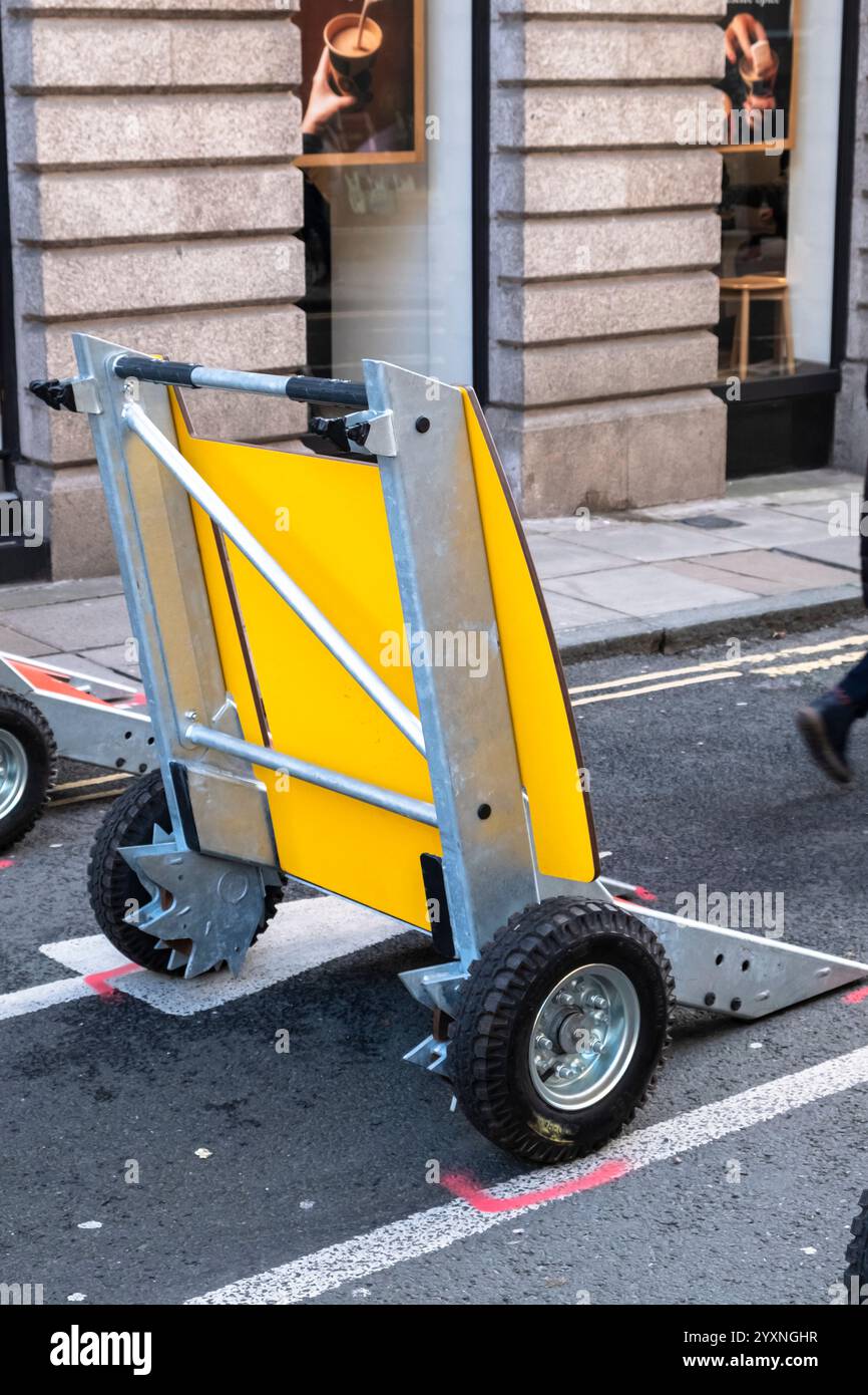 Una barriera Crowdguard H-Stop a Milsom St Bath Regno Unito. Barriera per fermare i furgoni che attraversano la folla. Foto Stock