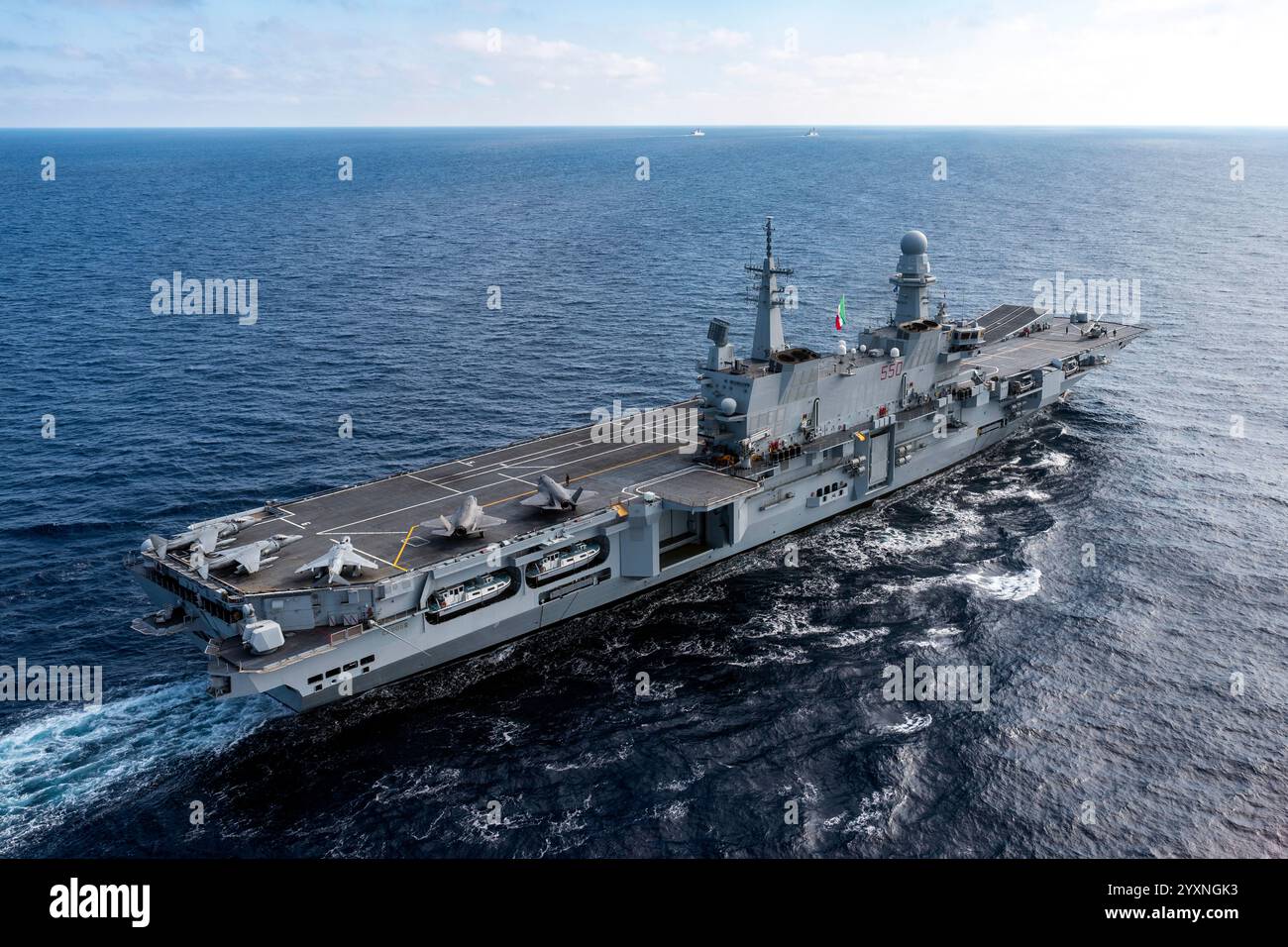 Ammiraglia della Marina militare italiana CVH 550 Cavour portaerei in navigazione nel Mediterraneo. Foto Stock