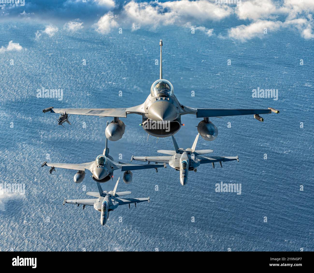 Gli F/A-18 Super Hornets della US Navy e dell'Hellenic Air Force gli F-16 volano in formazione. Foto Stock