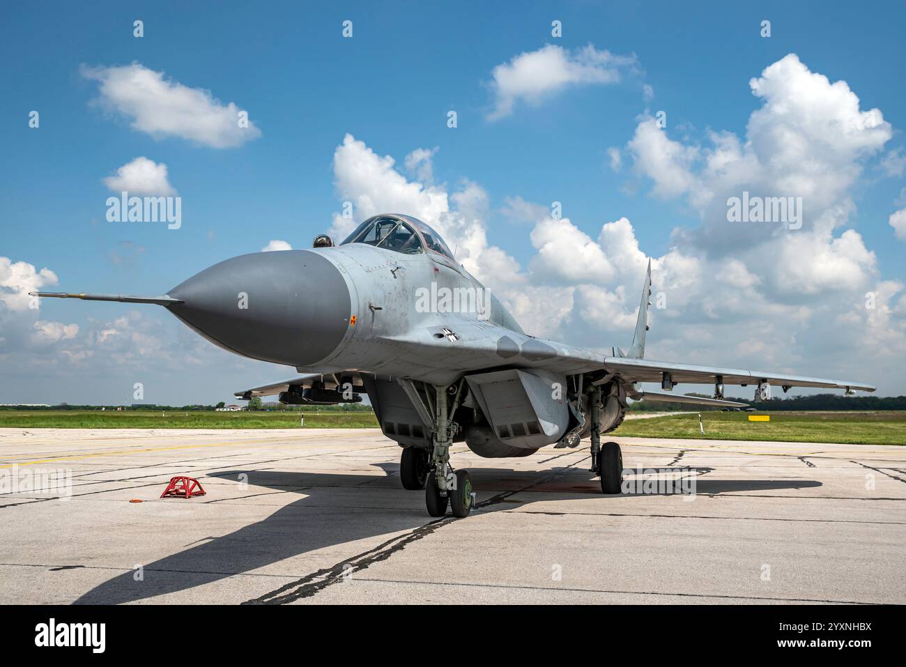 L'aeronautica serba aggiornò il MIG-29SM sul piazzale della base aerea di Batajnica, in Serbia. Foto Stock