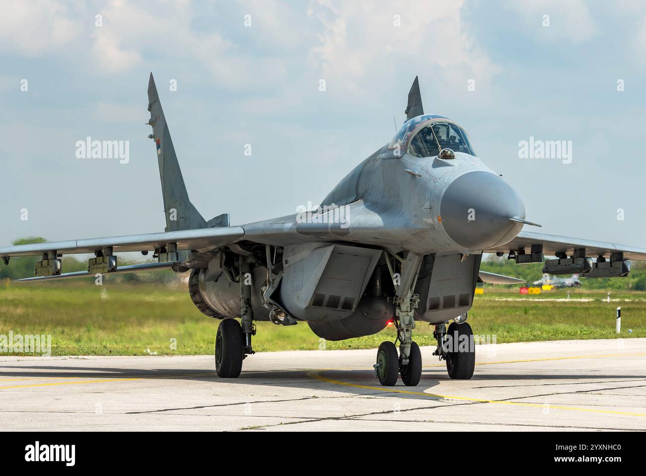 L'aeronautica serba aggiornò il MIG-29SM sul piazzale della base aerea di Batajnica, in Serbia. Foto Stock