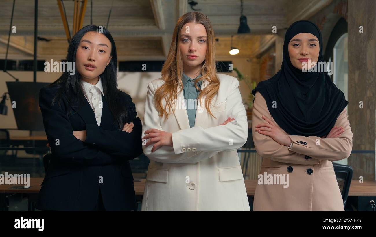 Donne d'affari multirazziali tre diversità multietnica caucasica asiatica coreana musulmana hijab islamica donne d'affari ragazze colleghi squadra di colleghi Foto Stock