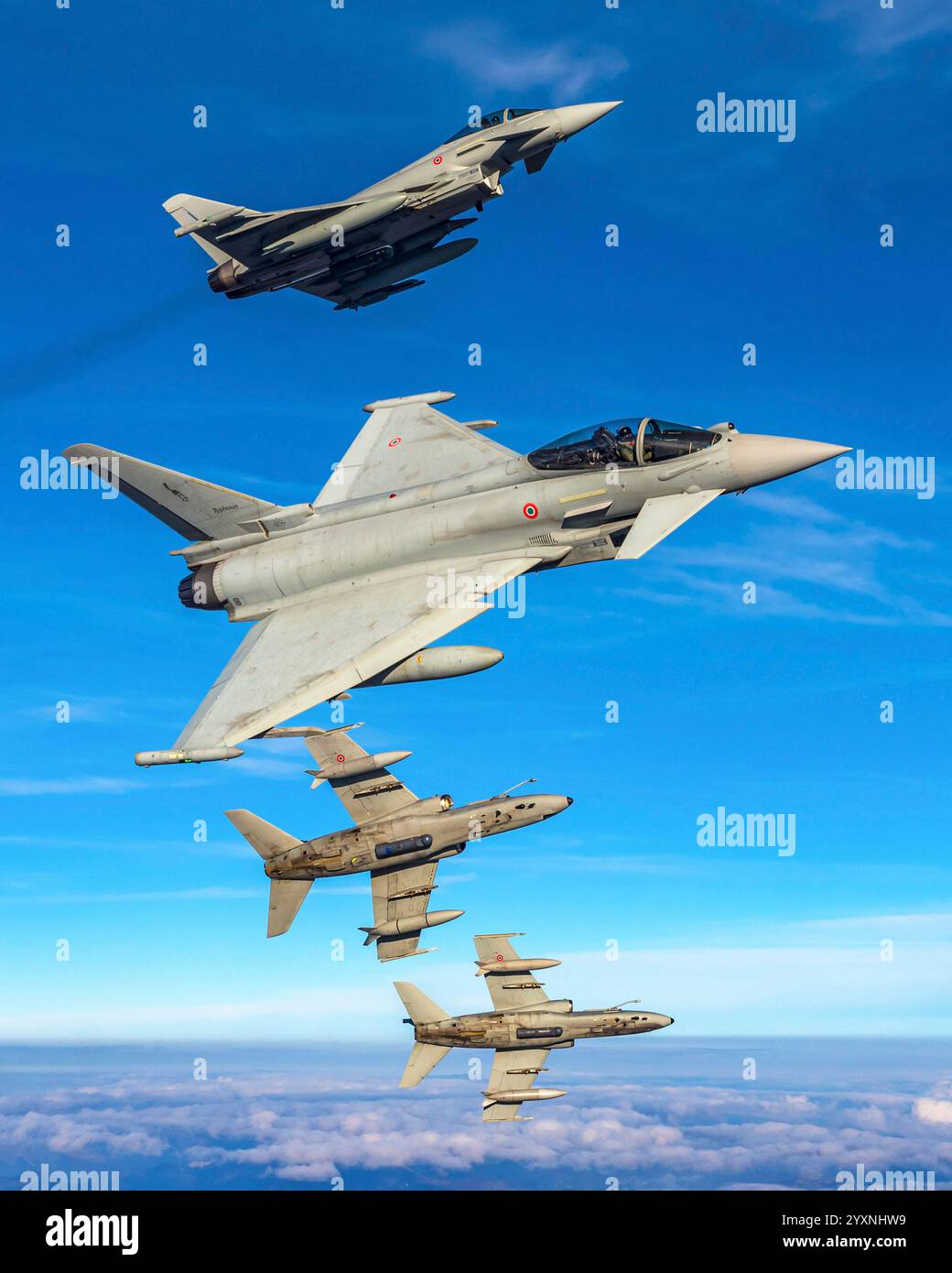 Aeronautica militare Italiana EF-2000 Typhoon Jets addestrati con velivoli AMX Ghibli. Foto Stock