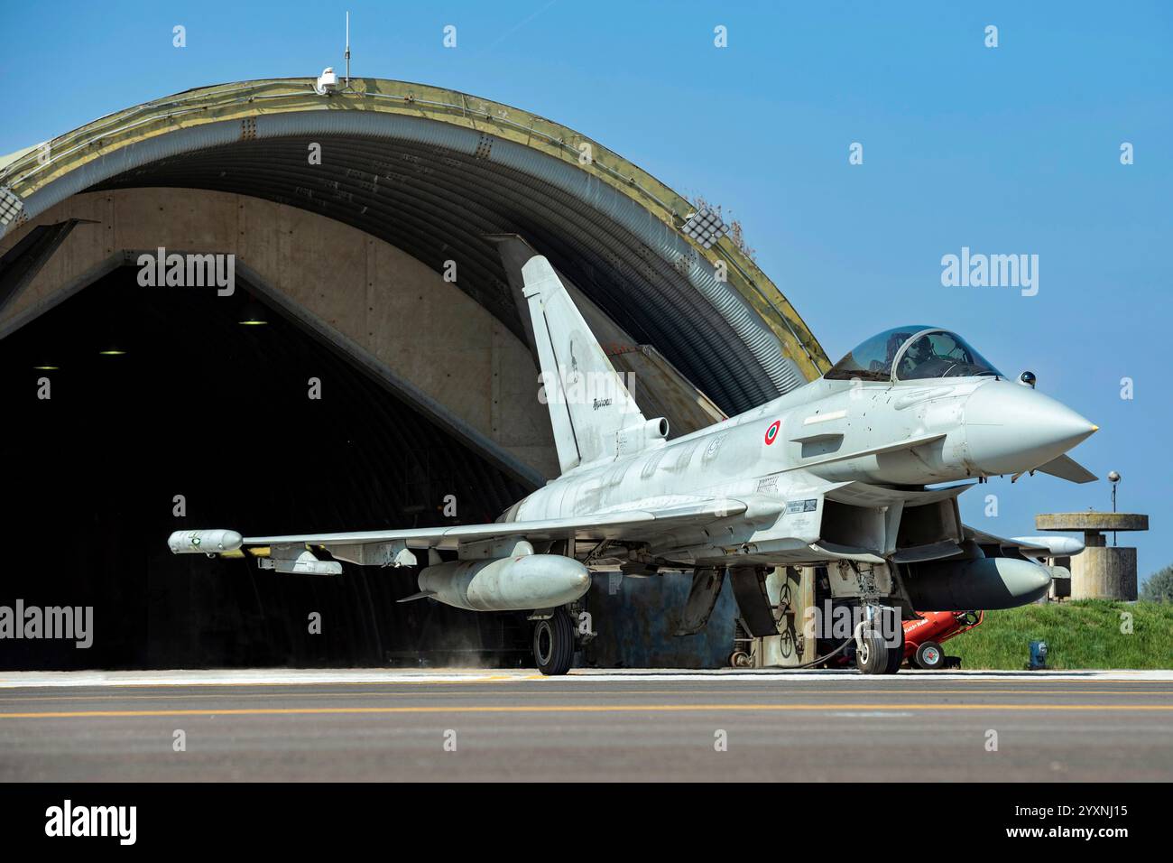 Un tifone EF-2000 dell'Aeronautica militare emerge da un rifugio presso la base aerea di Istrana, Italia. Foto Stock