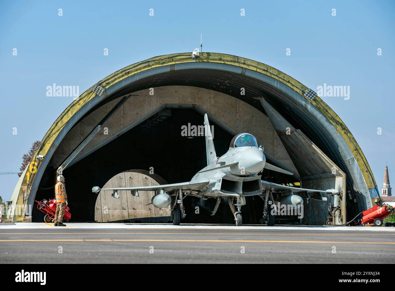 Un tifone EF-2000 dell'Aeronautica militare emerge da un rifugio presso la base aerea di Istrana, Italia. Foto Stock