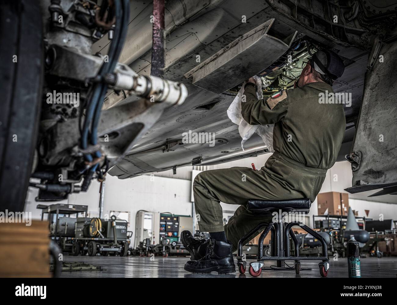 Il personale addetto alla manutenzione lavora su un tifone EF-2000 dell'Aeronautica militare italiana. Foto Stock