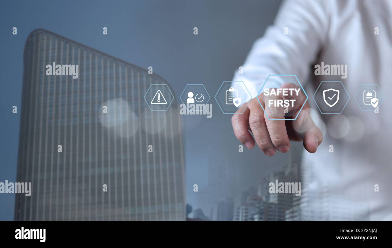 Sicurezza prima di tutto e concetto di sicurezza sul lavoro. Concetto di sicurezza sul lavoro, concetto di sicurezza prima di tutto come priorità negli ambienti professionali, sicurezza prima di tutto, normative Foto Stock