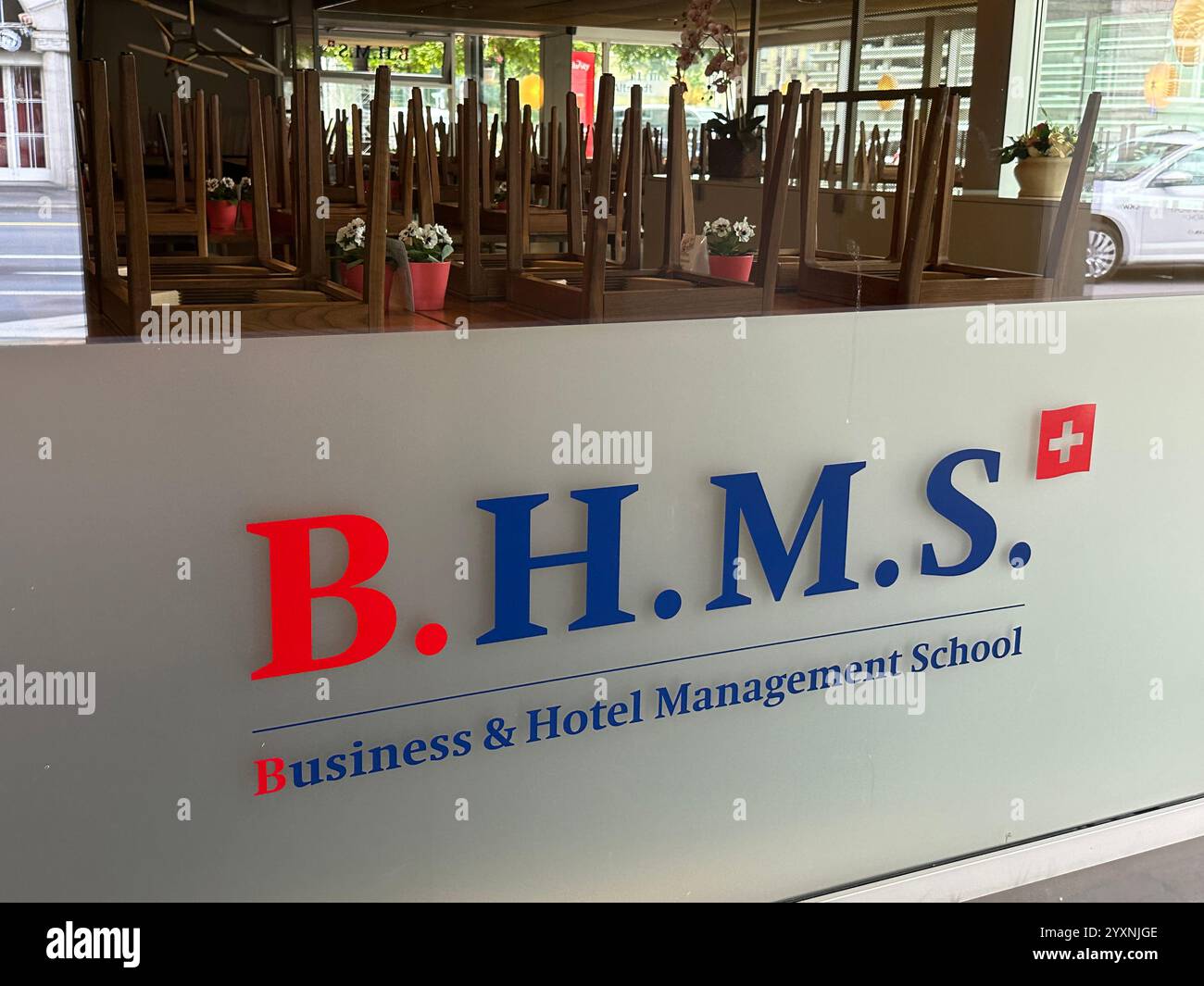 Lucerna, Svizzera - 26 giugno 2023: Durante il giorno viene mostrata la sede del campus della BHMS Business and Hotel Management School. - Immagine stock catturata con smartphone