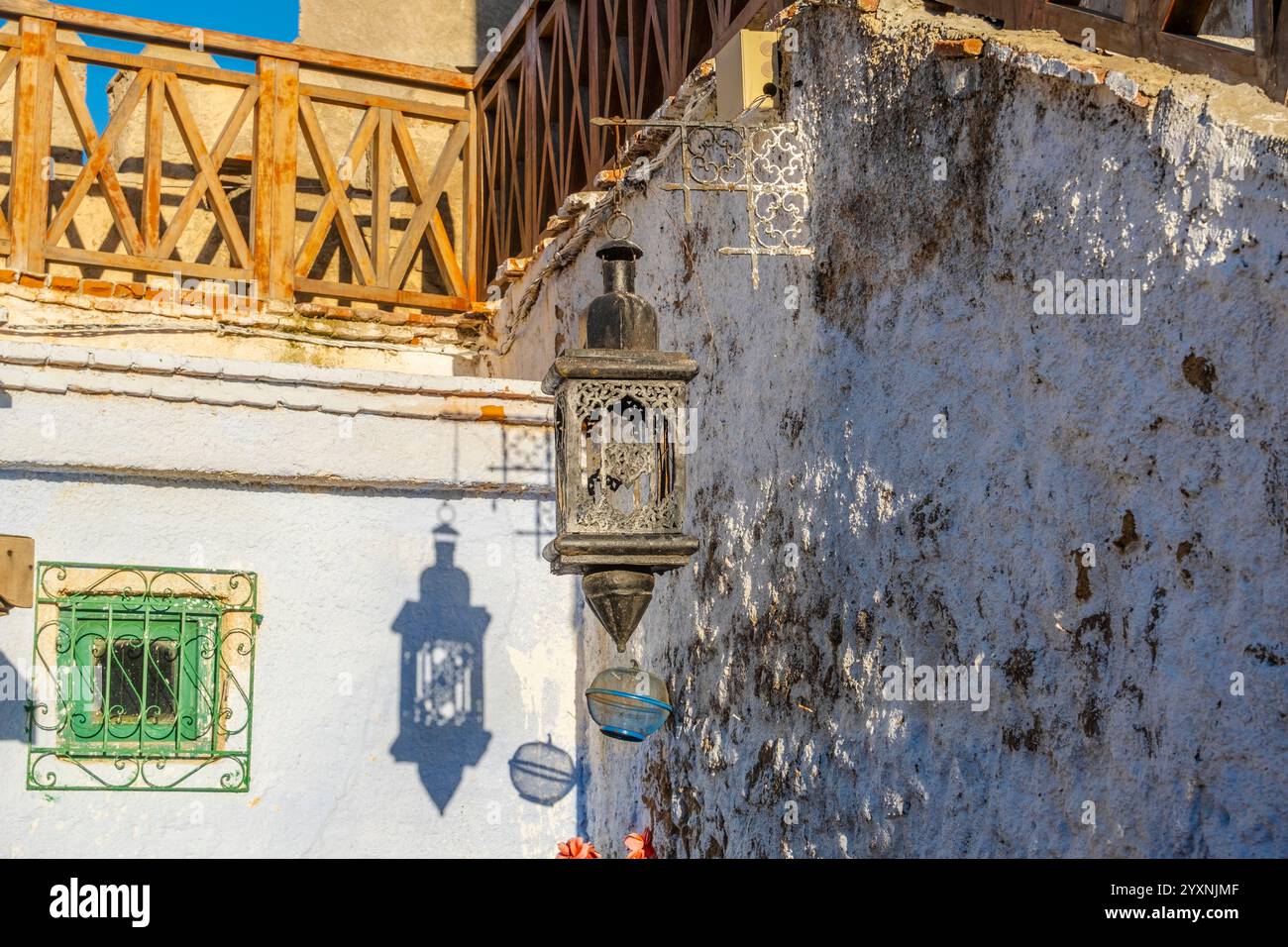 Lanterna marocchina nella storica conceria di Tetouan, Marocco Foto Stock