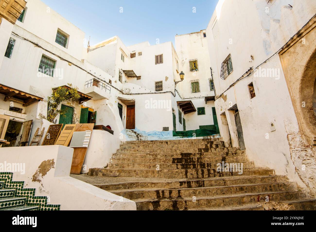 Street View e White washed Houses a Tetouan, Marocco, Nord Africa Foto Stock