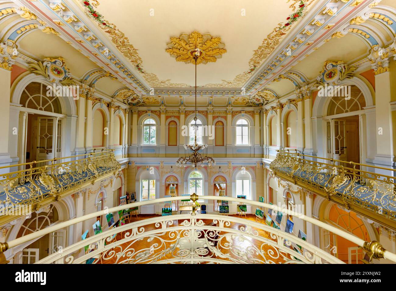 Ciechocinek, Polonia - 15 ottobre 2023: Interno del lussuoso palazzo di Ciechocinek Foto Stock