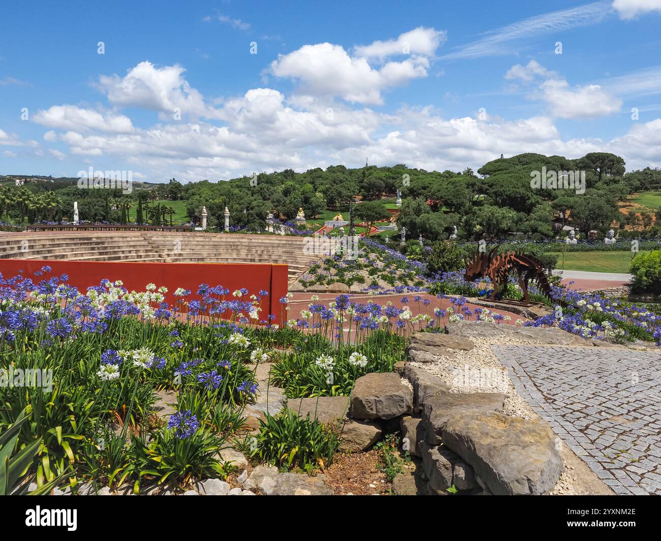 Bellissimo parco Bacalhôa Buddha Eden o Giardino della Pace. Grande anfiteatro, statue in pietra circondate da querce da sughero, palme, stagni e molti fiori. Foto Stock