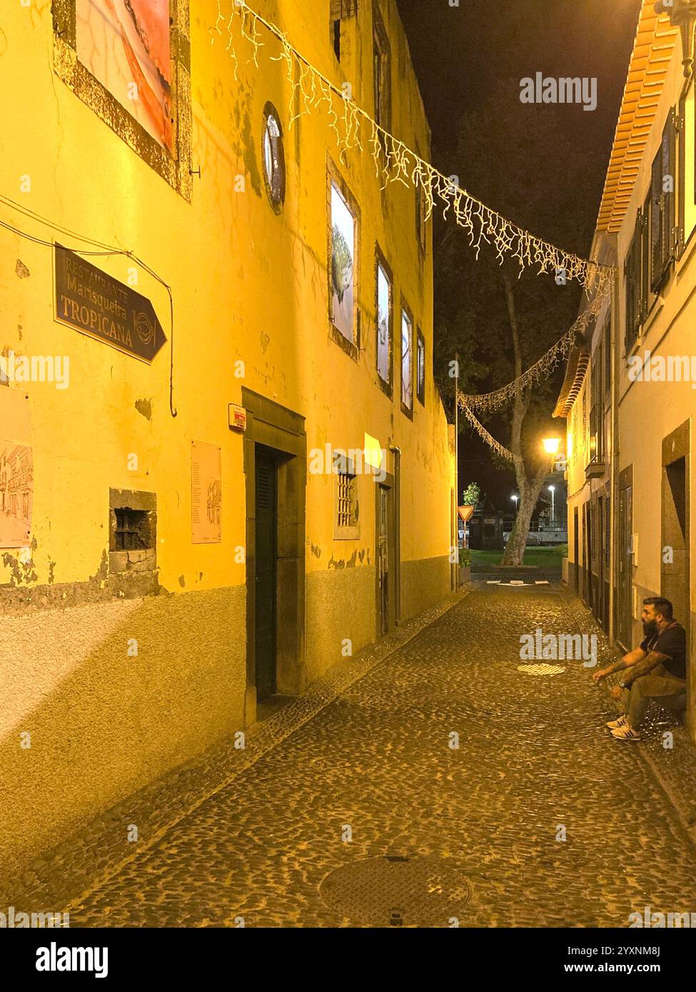 Una strada secondaria nel vecchio quartiere di Funchal, Madeira - Immagine stock catturata con smartphone