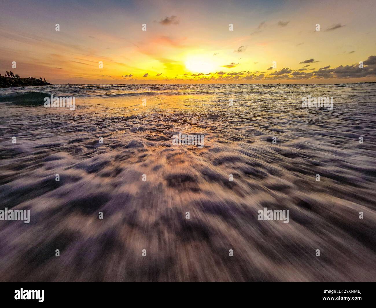 Guarda le onde al tramonto su Venice Beach Florida. Foto Stock