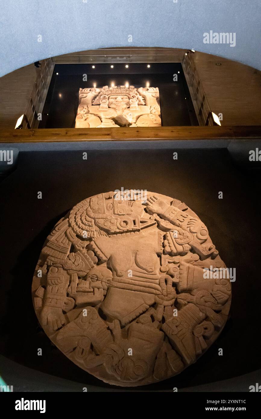 Città del Messico, Messico 12 novembre 2024: Vista dei due pezzi più importanti del Templo Mayor Museum che rappresentano le dee Coyolxauhqui e T. Foto Stock