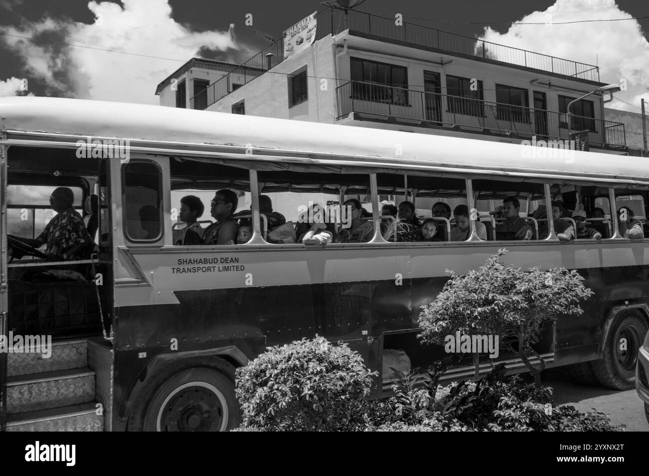 Mercato municipale di Nadi, pieno di colori con commercianti vivaci e felici. Mostrando la vera natura del popolo figiano. Molti viaggiano in autobus. Foto Stock